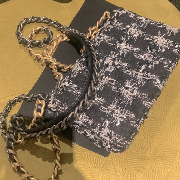 CHANEL - TWEED 19 FLAP BAG - smallest size - Picture 7 of 11